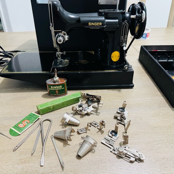 Antique Singer featherweight 221 sewing machine 1947 - Picture 2 of 16